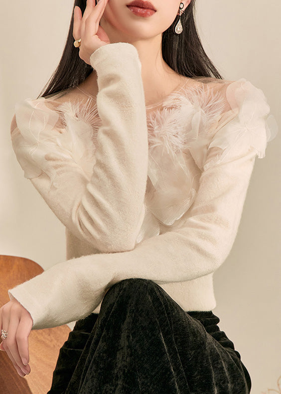 Schicke weiße Strickpullover mit Blumenmuster und Federn für den Frühling
