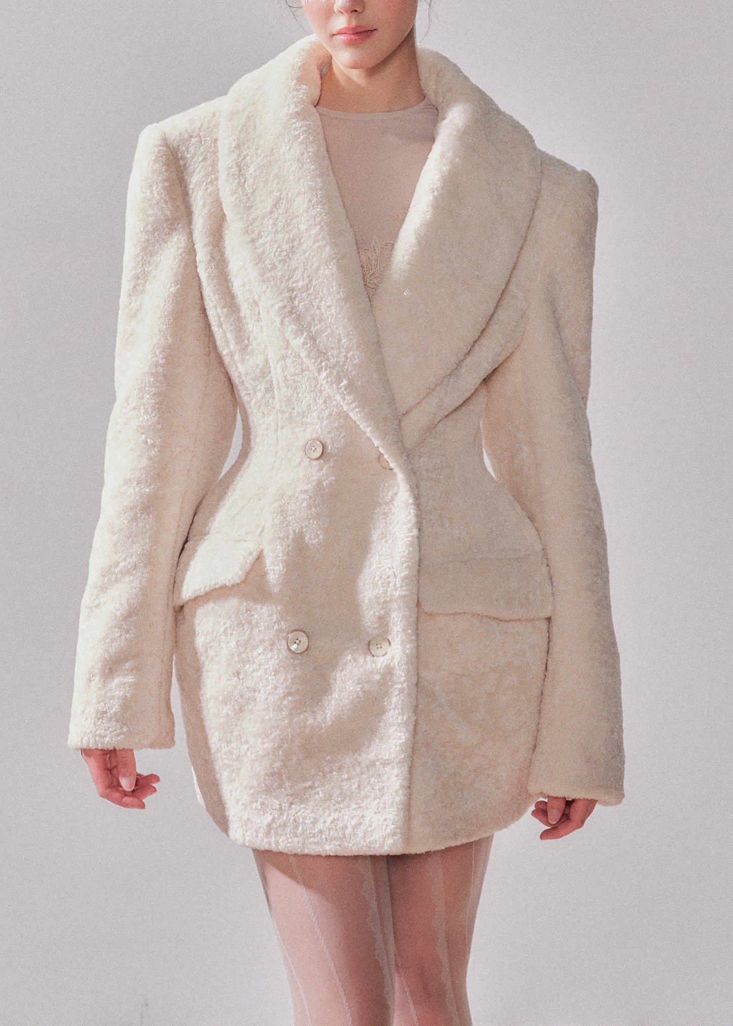 Abrigos elegantes de piel sintética con botones de patchwork y muescas en blanco para invierno