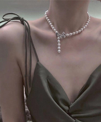 Schicke Halskette mit weißem Perlen-Schleifen-Zirkon-Anhänger