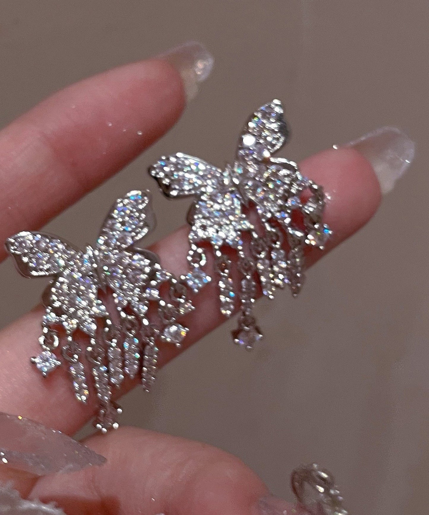 Elegantes pendientes de borla de mariposa con circonitas de aleación de plata esterlina blanca