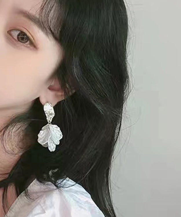 Elegantes pendientes colgantes florales de plata de ley blanca