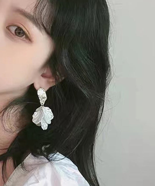 Elegantes pendientes colgantes florales de plata de ley blanca