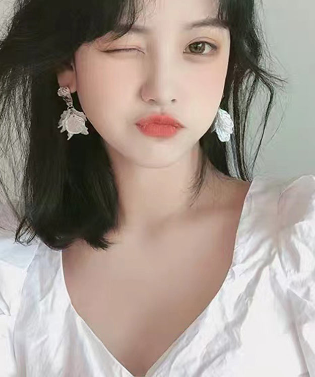 Elegantes pendientes colgantes florales de plata de ley blanca