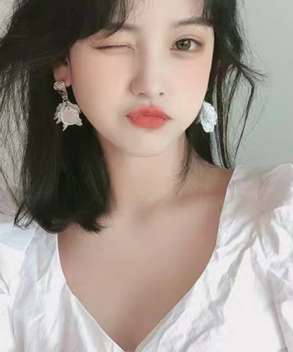 Elegantes pendientes colgantes florales de plata de ley blanca