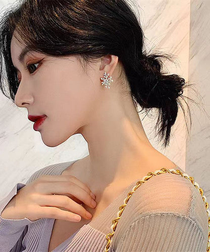 Elegantes pendientes de plata de ley blanca con circonitas doradas y perlas de coral