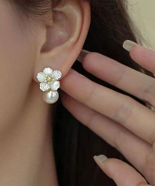 Elegantes pendientes florales con perlas y circonitas doradas en plata de ley blanca