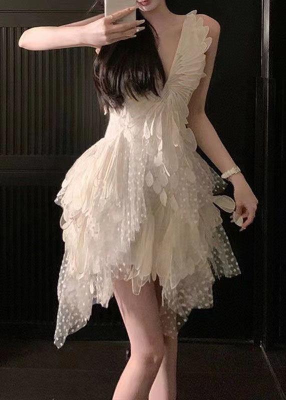Schickes weißes asymmetrisches Tüllkleid mit V-Ausschnitt und ärmellosem