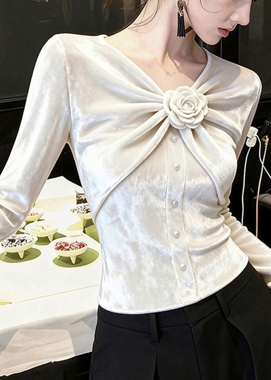 Elegante blusa de terciopelo de seda arrugada con escote en V blanco y rosas para primavera
