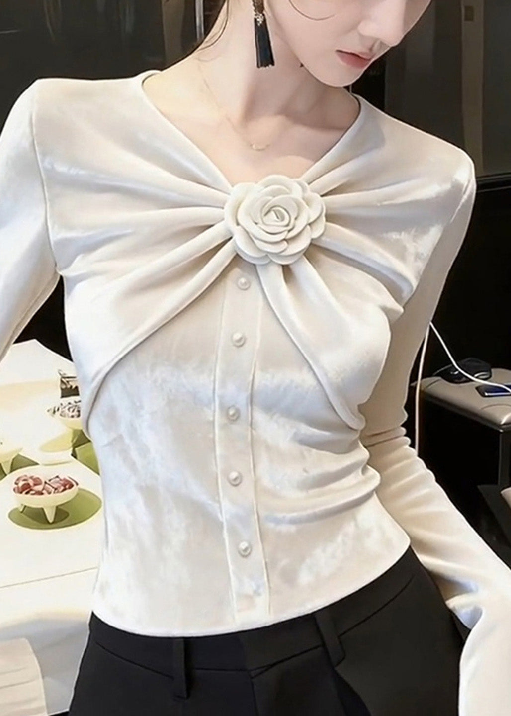 Elegante blusa de terciopelo de seda arrugada con escote en V blanco y rosas para primavera