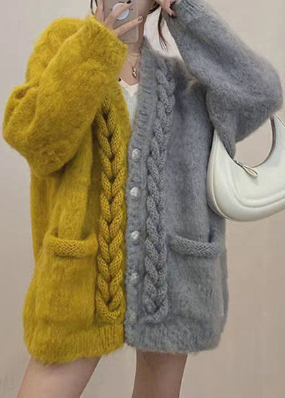 Schicke gelbe Strickjacke mit V-Ausschnitt, Patchwork-Knöpfen und kuscheligem Baumwollstrick für den Winter