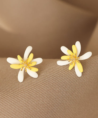 Elegantes pendientes de acrílico con diseño floral en amarillo y blanco