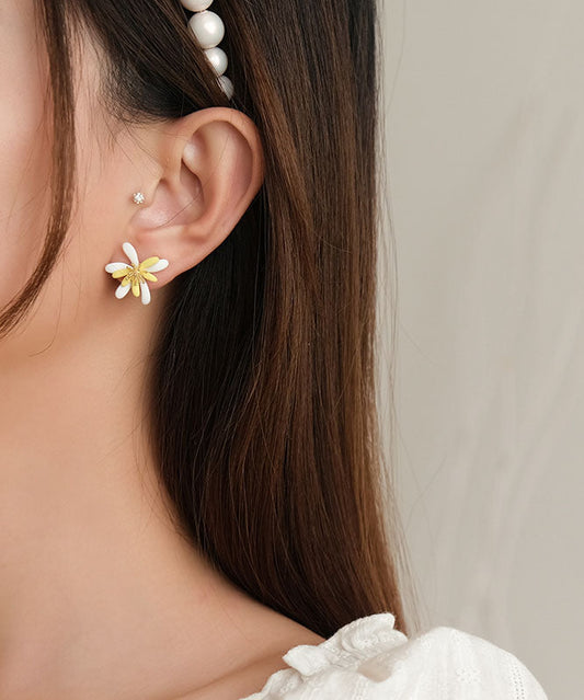 Elegantes pendientes de acrílico con diseño floral en amarillo y blanco