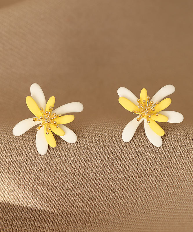 Elegantes pendientes de acrílico con diseño floral en amarillo y blanco
