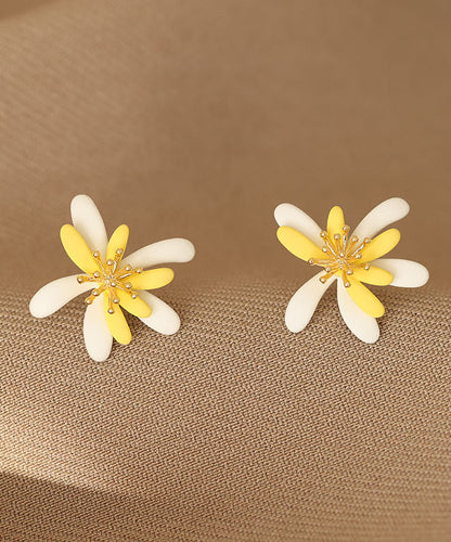 Elegantes pendientes de acrílico con diseño floral en amarillo y blanco