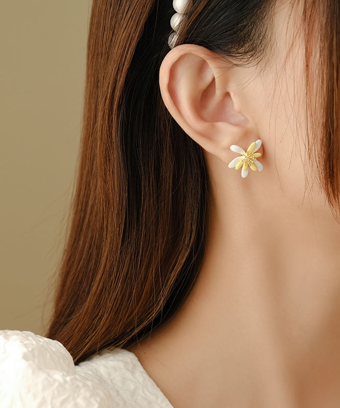 Elegantes pendientes de acrílico con diseño floral en amarillo y blanco
