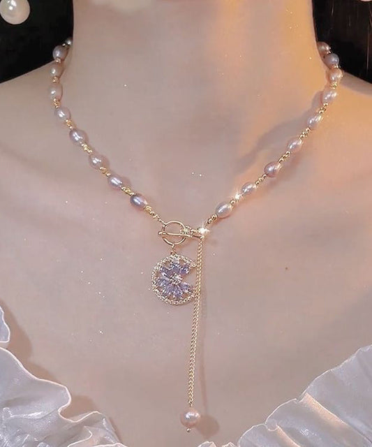 Elegante collar con borla de perlas doradas y cobre morado claro