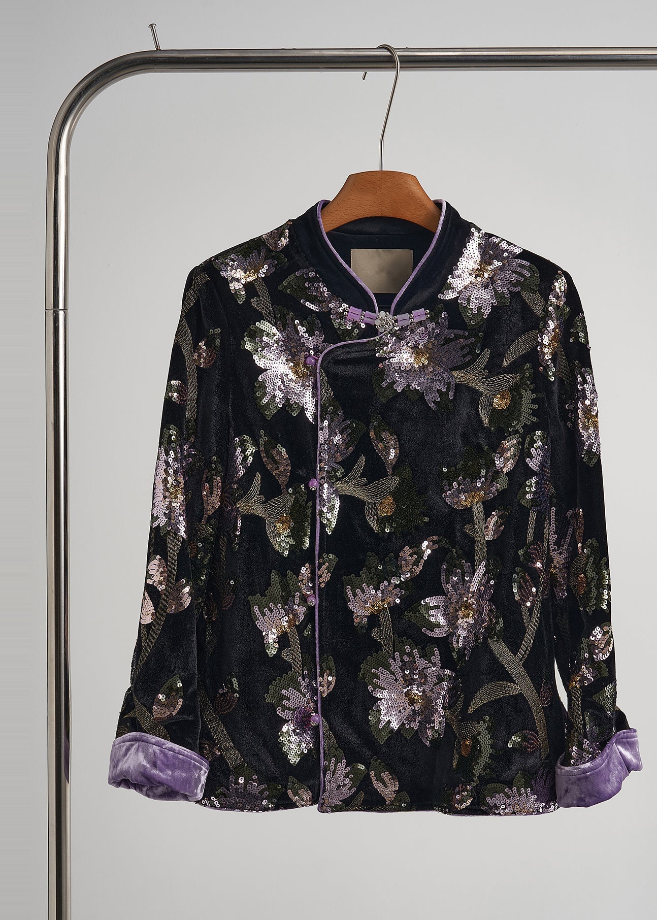 Schwarze, paillettenbestickte Seidensamtmäntel im chinesischen Stil – Frühling