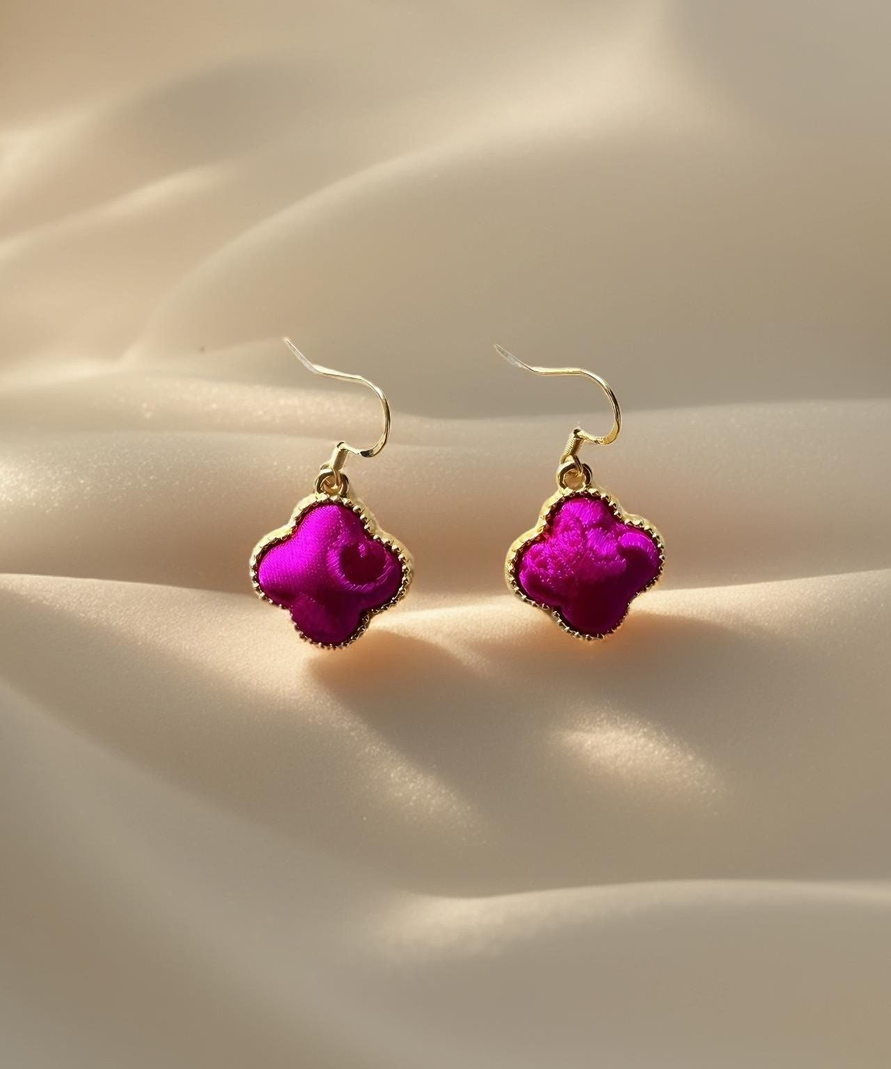 Ohrhänger im chinesischen Stil aus schwarzgrüner Kupferlegierung in Form eines vierblättrigen Kleeblatts und einer Kalebasse