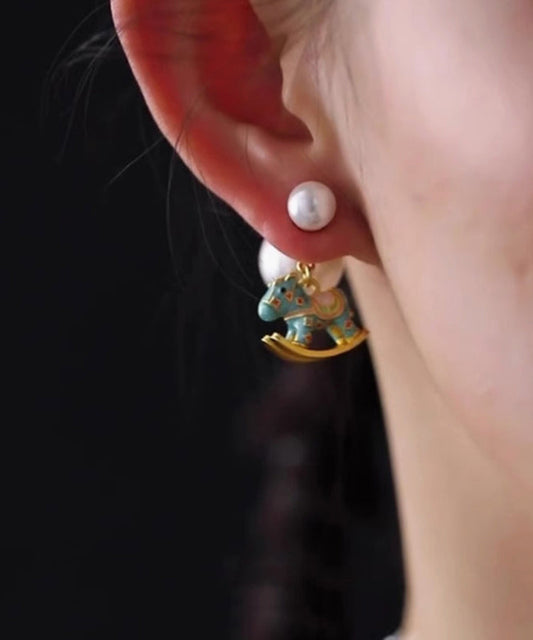 Pendientes de estilo chino con forma de caballo balancín pequeño, con circón dorado y perla esmaltada.