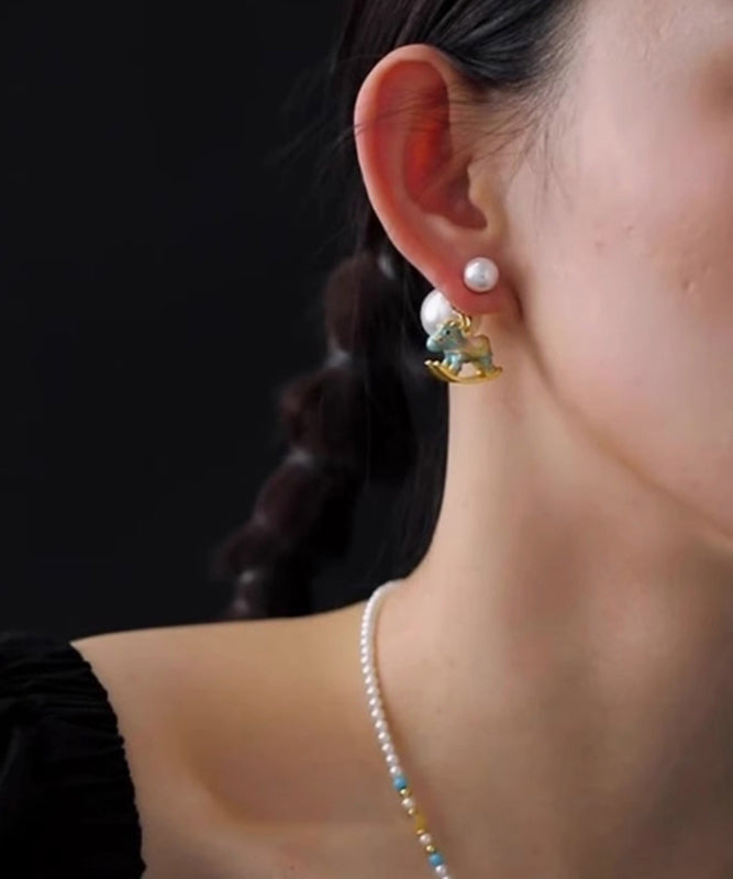 Pendientes de estilo chino con forma de caballo balancín pequeño, con circón dorado y perla esmaltada.