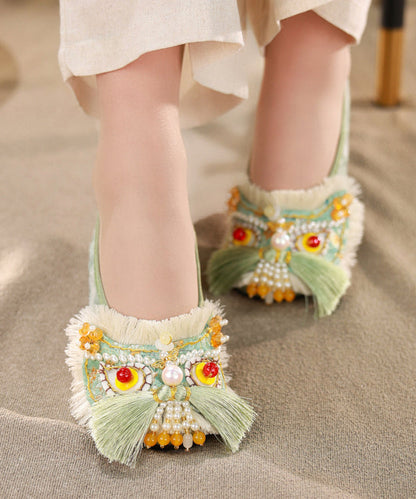 Flache Schuhe im chinesischen Stil aus grünem Baumwollstoff mit Quasten und Zierperlen
