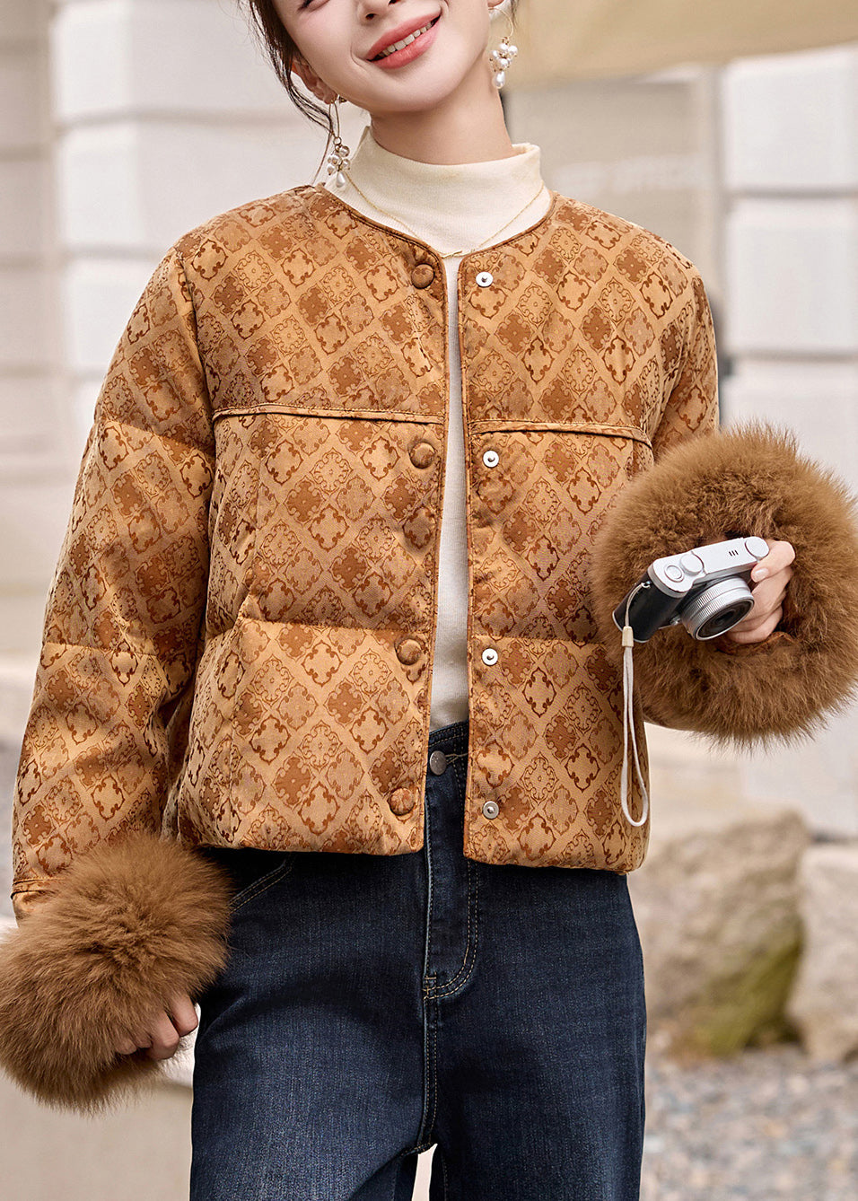 Wintermantel im chinesischen Stil, grün, Rundhalsausschnitt, mit Pelz-Patchwork und Entendaunen.