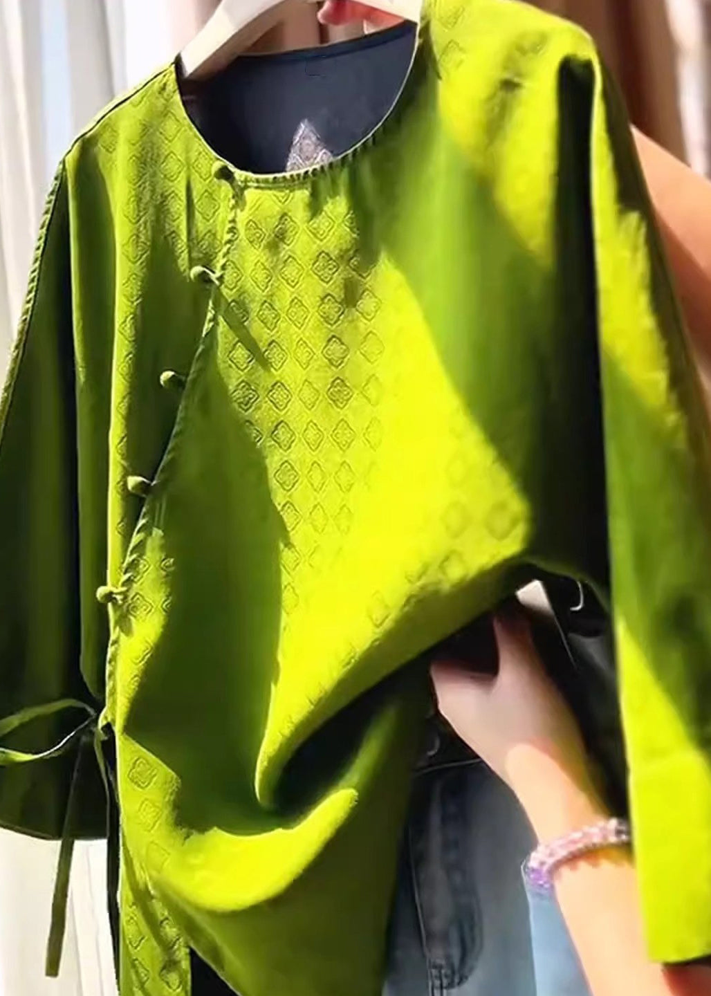 Vestido chino verde con cuello redondo y abertura lateral en la parte superior, primavera