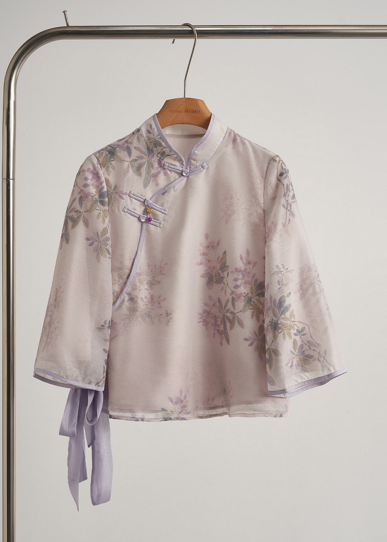 Zweiteiliges orientalisches Outfit im chinesischen Stil mit lila Seidenmuster, Frühlings