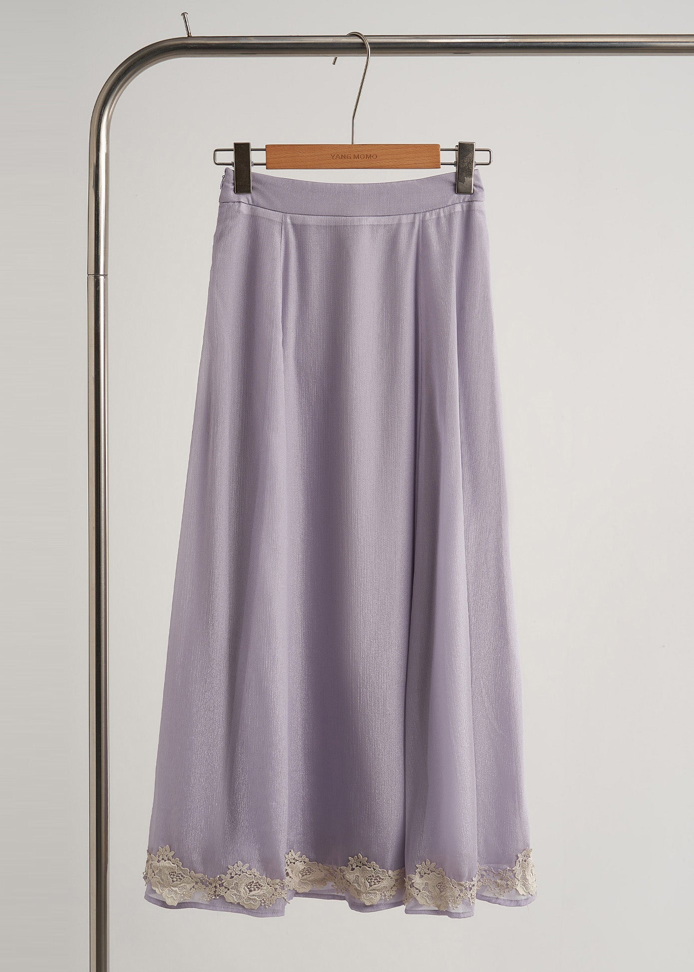 Zweiteiliges orientalisches Outfit im chinesischen Stil mit lila Seidenmuster, Frühlings