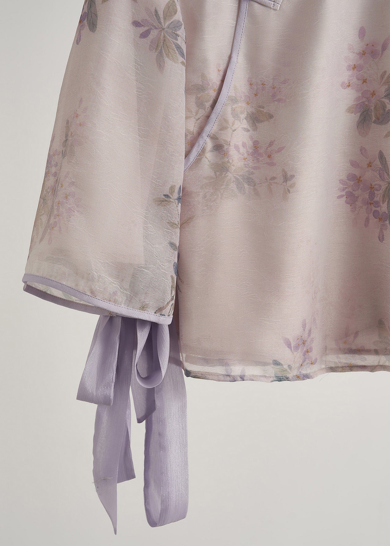 Zweiteiliges orientalisches Outfit im chinesischen Stil mit lila Seidenmuster, Frühlings