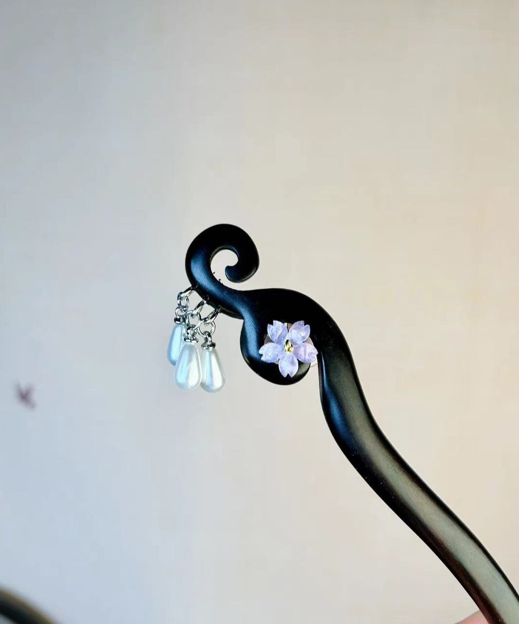 Horquilla de borla floral con perla de madera morada de estilo chino