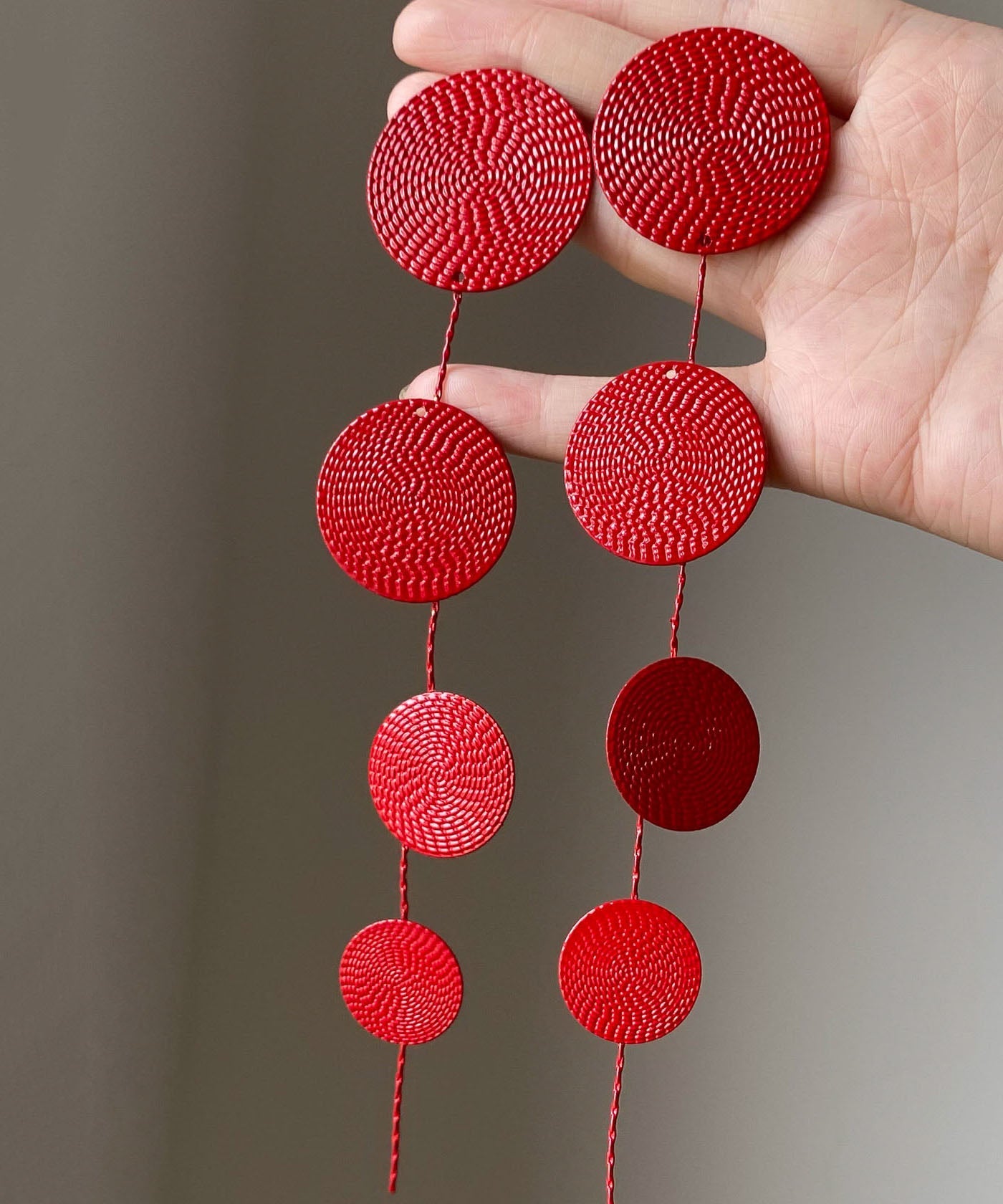 Pendientes colgantes con borlas de lentejuelas de metal rojo de estilo chino