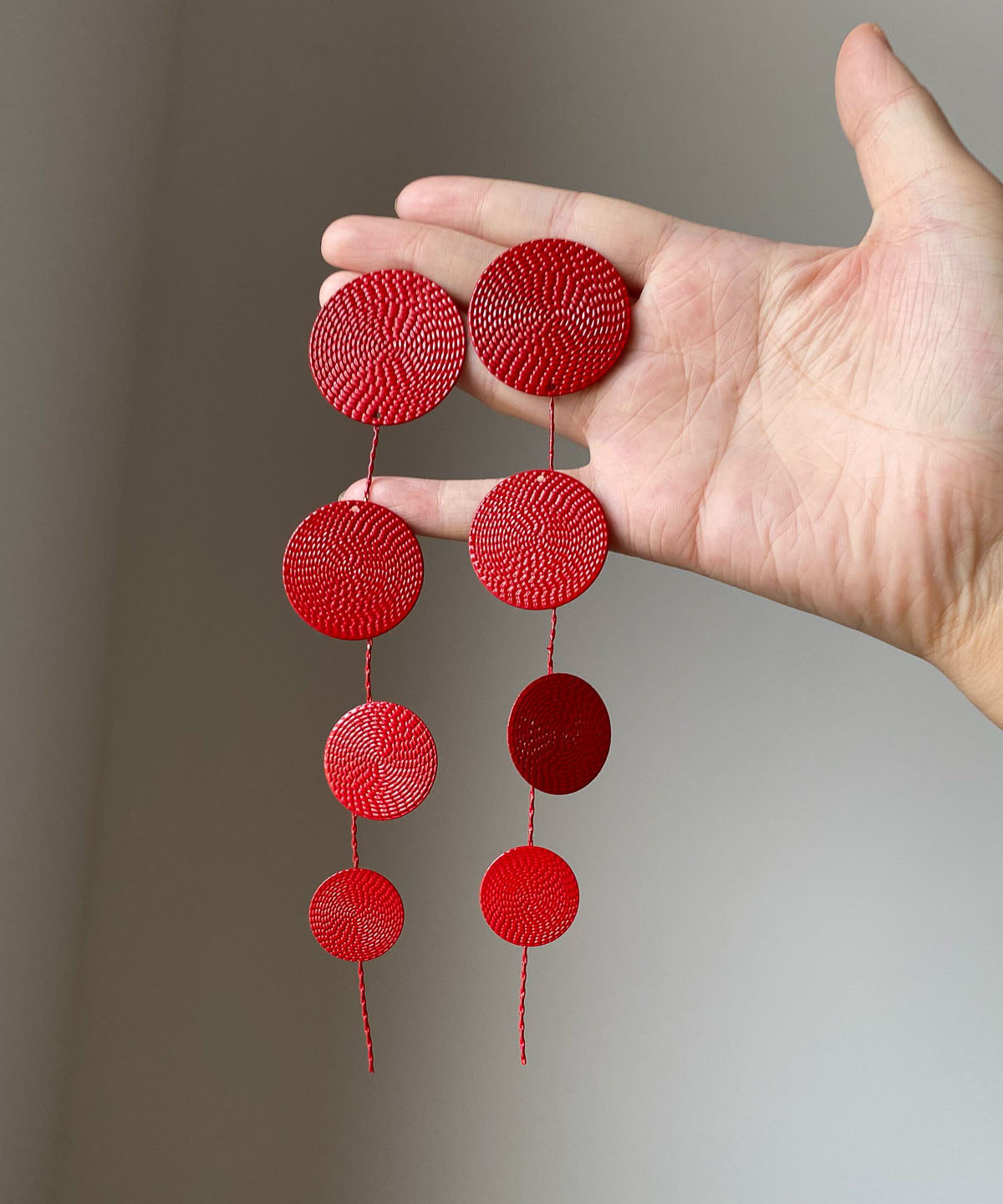 Pendientes colgantes con borlas de lentejuelas de metal rojo de estilo chino