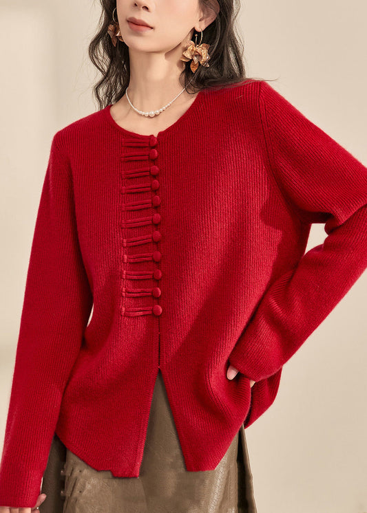 Chinesischer Stil: Rote, kuschelige Strickjacke aus Baumwolle mit Rundhalsausschnitt und Knöpfen – ideal für den Frühling