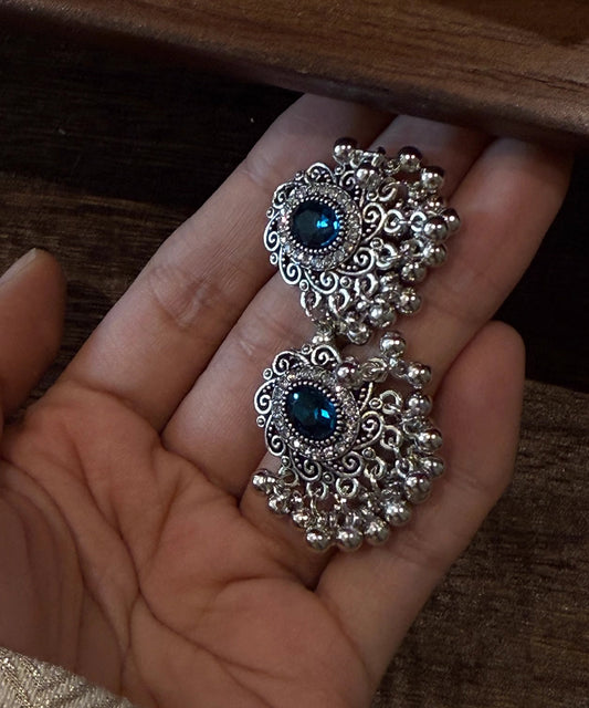 Ohrstecker im chinesischen Stil aus Seide, Sterlingsilber und Edelsteinperlen