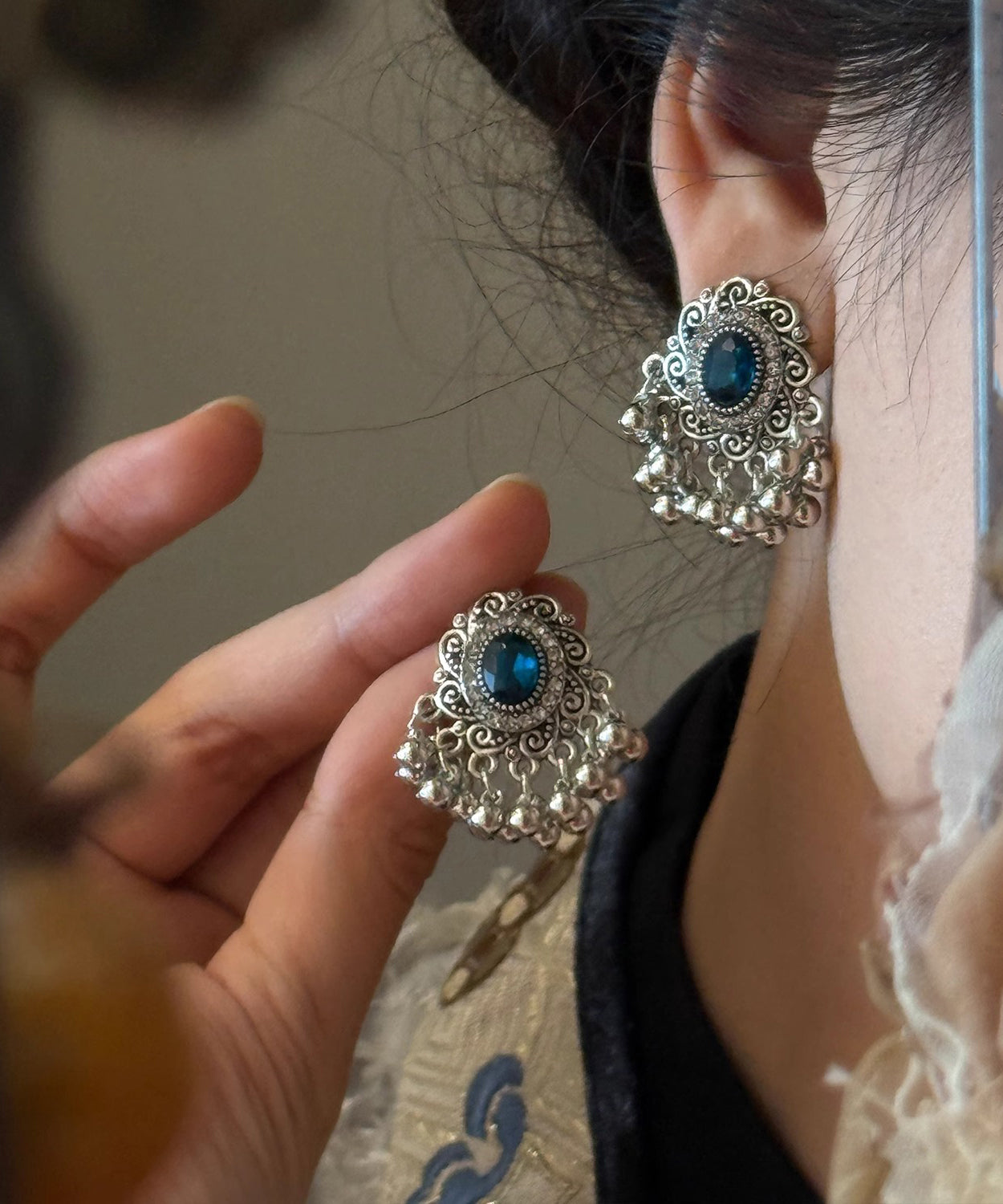 Ohrstecker im chinesischen Stil aus Seide, Sterlingsilber und Edelsteinperlen