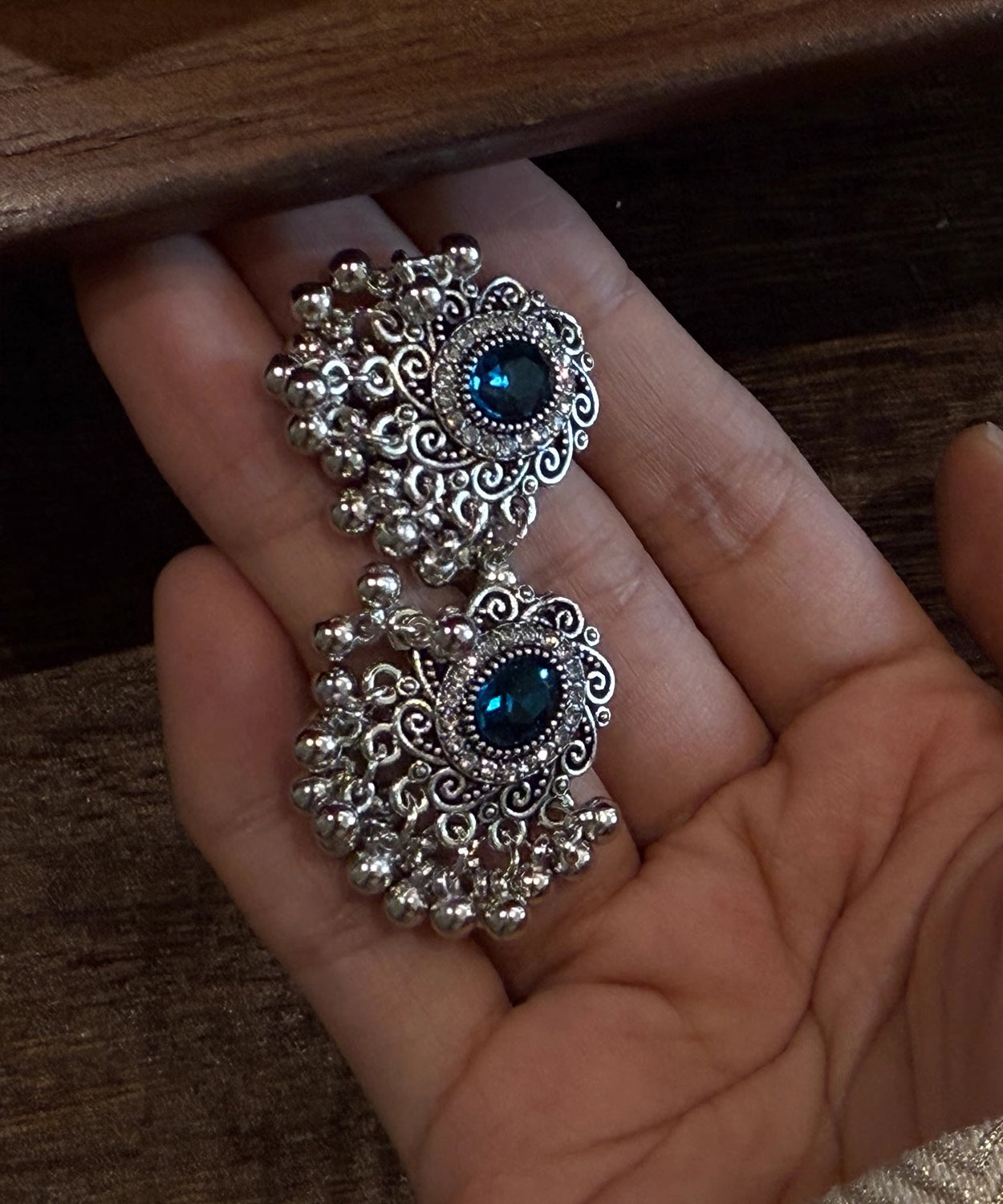 Ohrstecker im chinesischen Stil aus Seide, Sterlingsilber und Edelsteinperlen