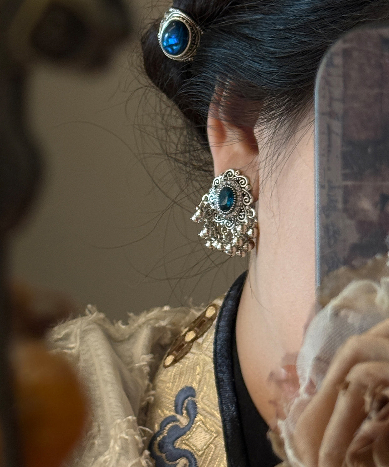 Ohrstecker im chinesischen Stil aus Seide, Sterlingsilber und Edelsteinperlen