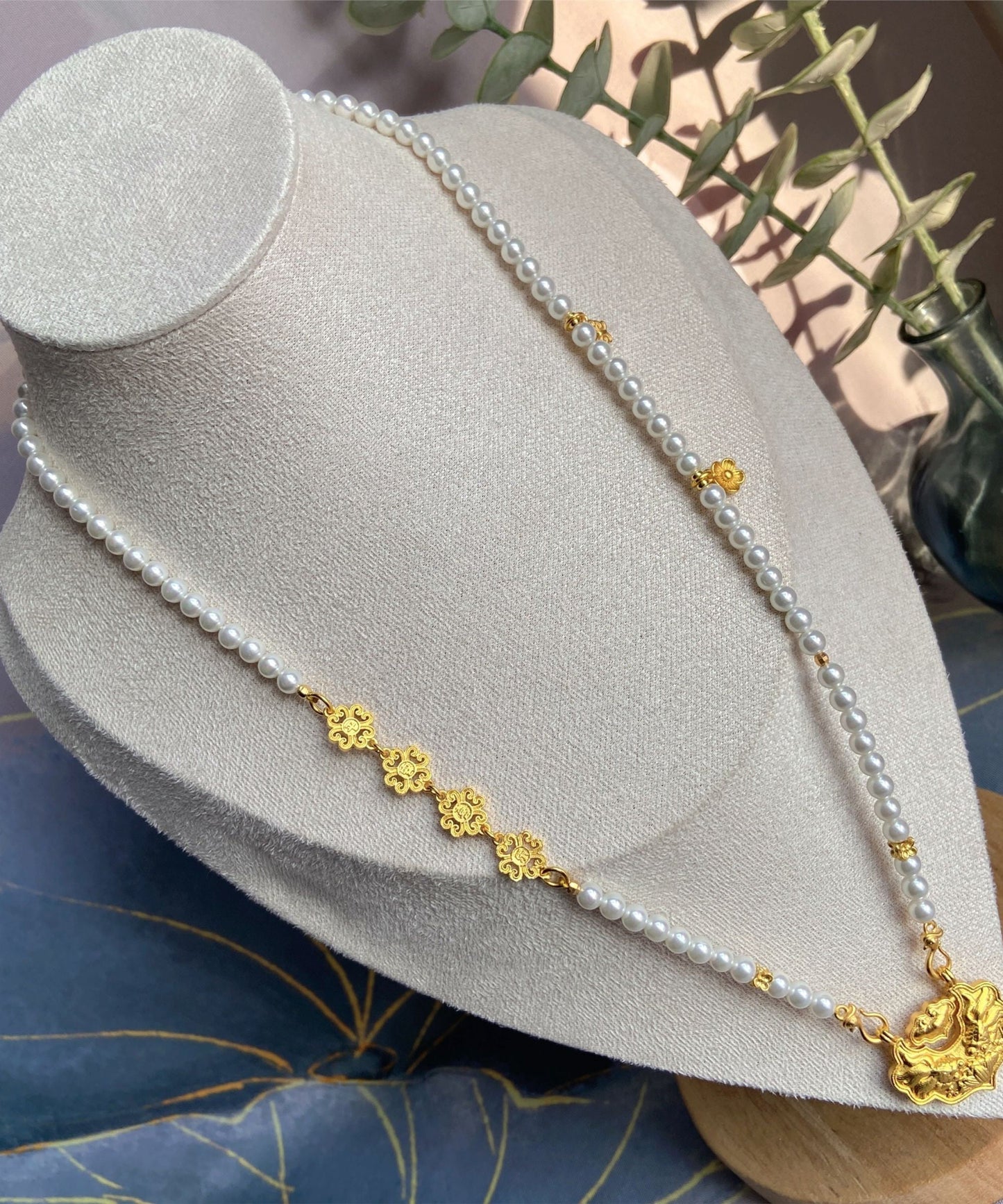 Collar con colgante estilo chino de plata de ley blanca con perla dorada y cierre de ruyi floral
