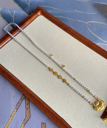Collar con colgante estilo chino de plata de ley blanca con perla dorada y cierre de ruyi floral