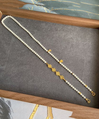 Collar con colgante estilo chino de plata de ley blanca con perla dorada y cierre de ruyi floral