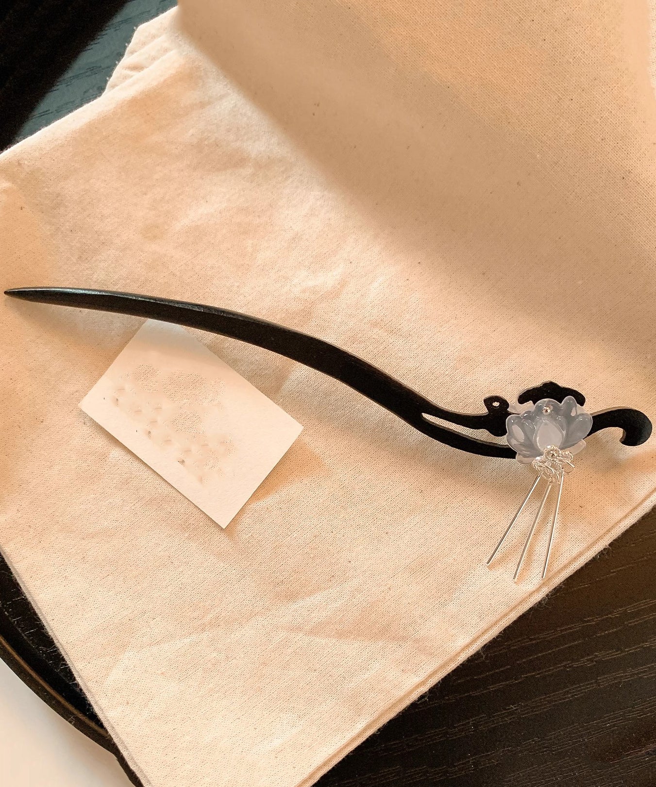 Horquilla con borla de loto de madera blanca de estilo chino