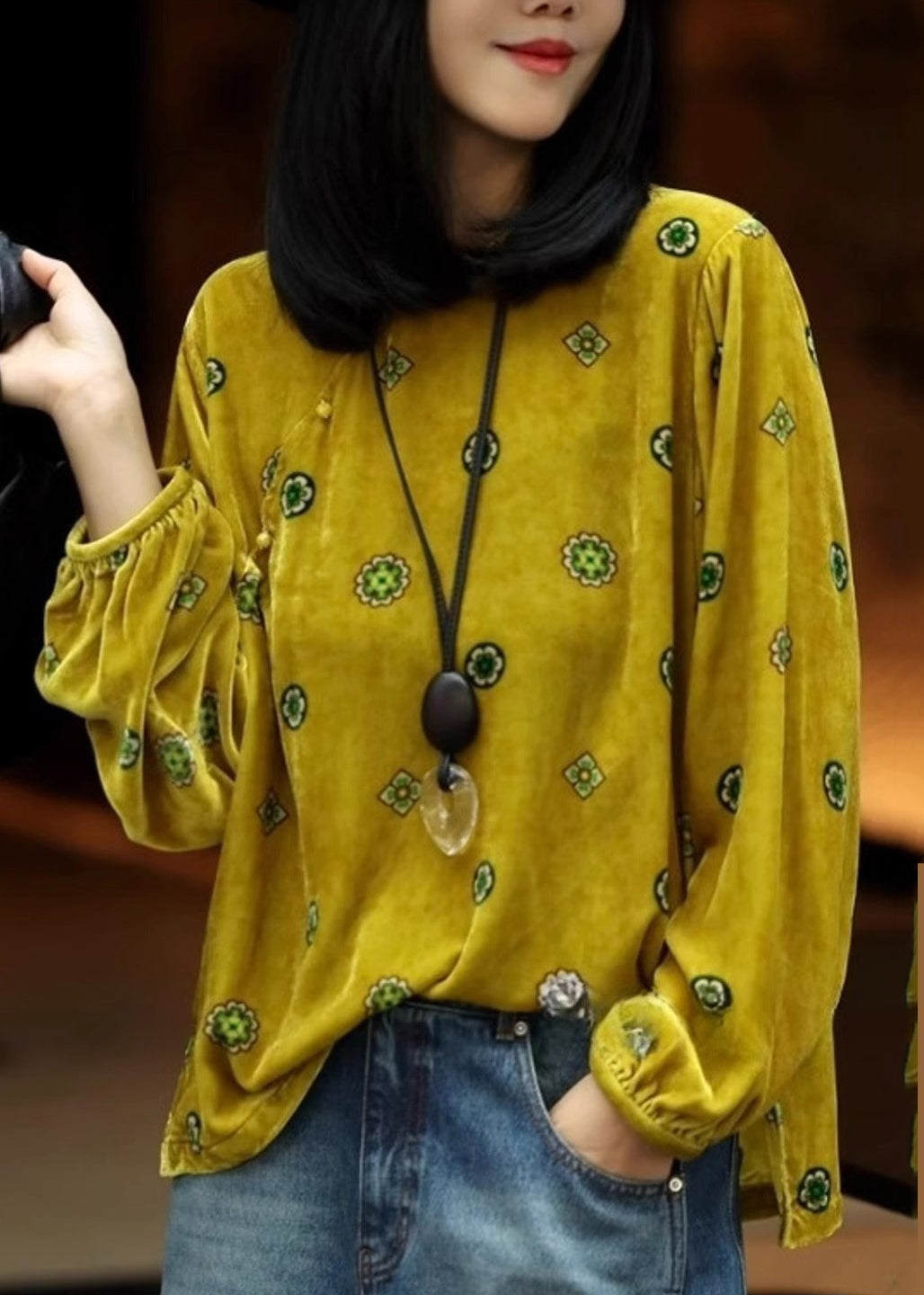 Blusa de terciopelo de seda con estampado amarillo estilo chino y mangas farol