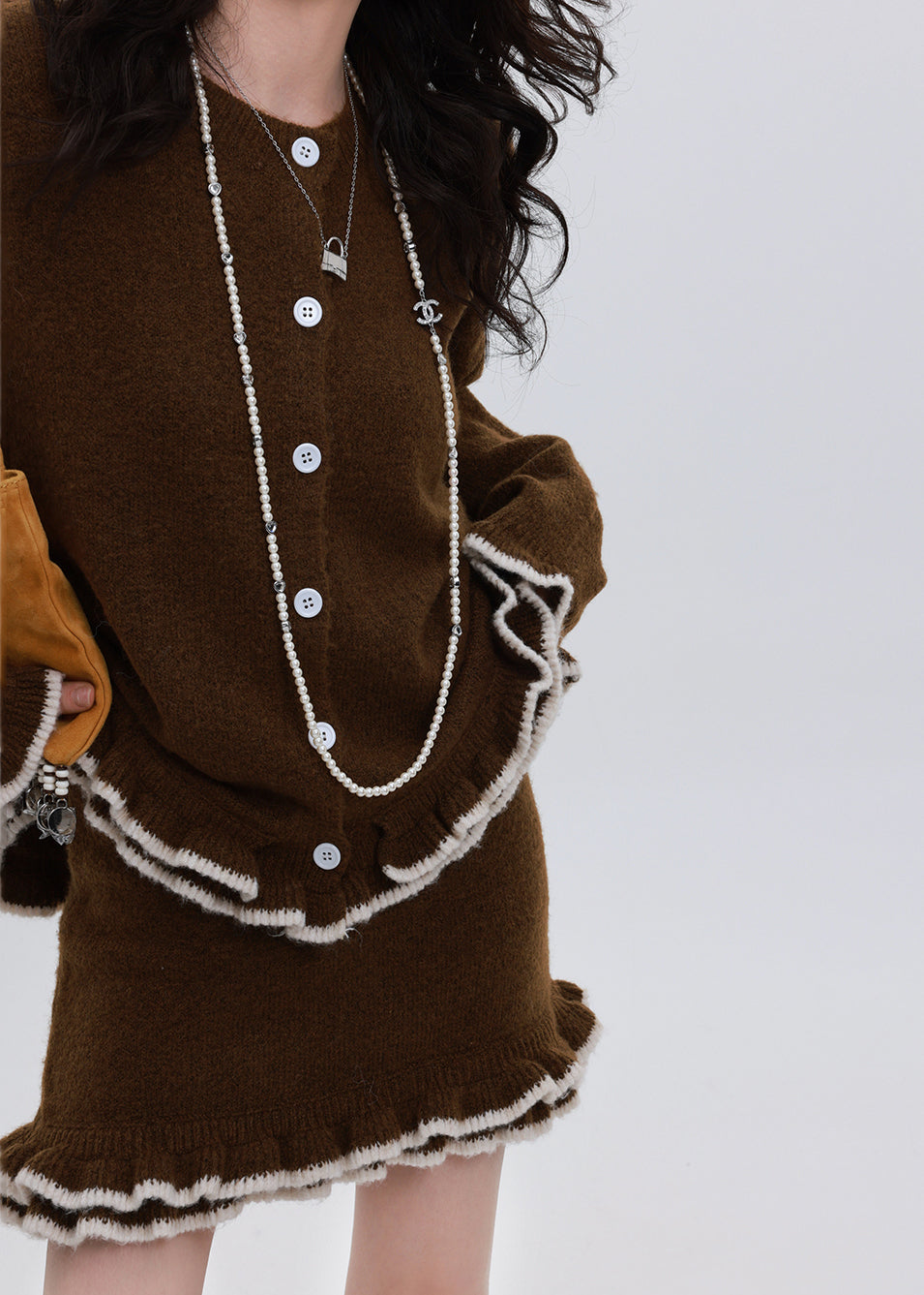 Zweiteiliges Set aus kuscheligem, schokoladenbraunem Strickcardigan und Rock mit Rüschen für den Winter