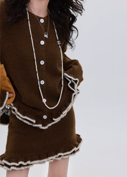 Zweiteiliges Set aus kuscheligem, schokoladenbraunem Strickcardigan und Rock mit Rüschen für den Winter