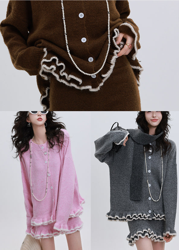 Zweiteiliges Set aus kuscheligem, schokoladenbraunem Strickcardigan und Rock mit Rüschen für den Winter