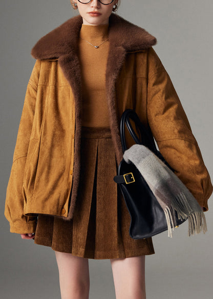 Schokoladenfarbene Taschen, abnehmbare Wintermäntel aus Leder und Pelz mit Peter-Pan-Kragen