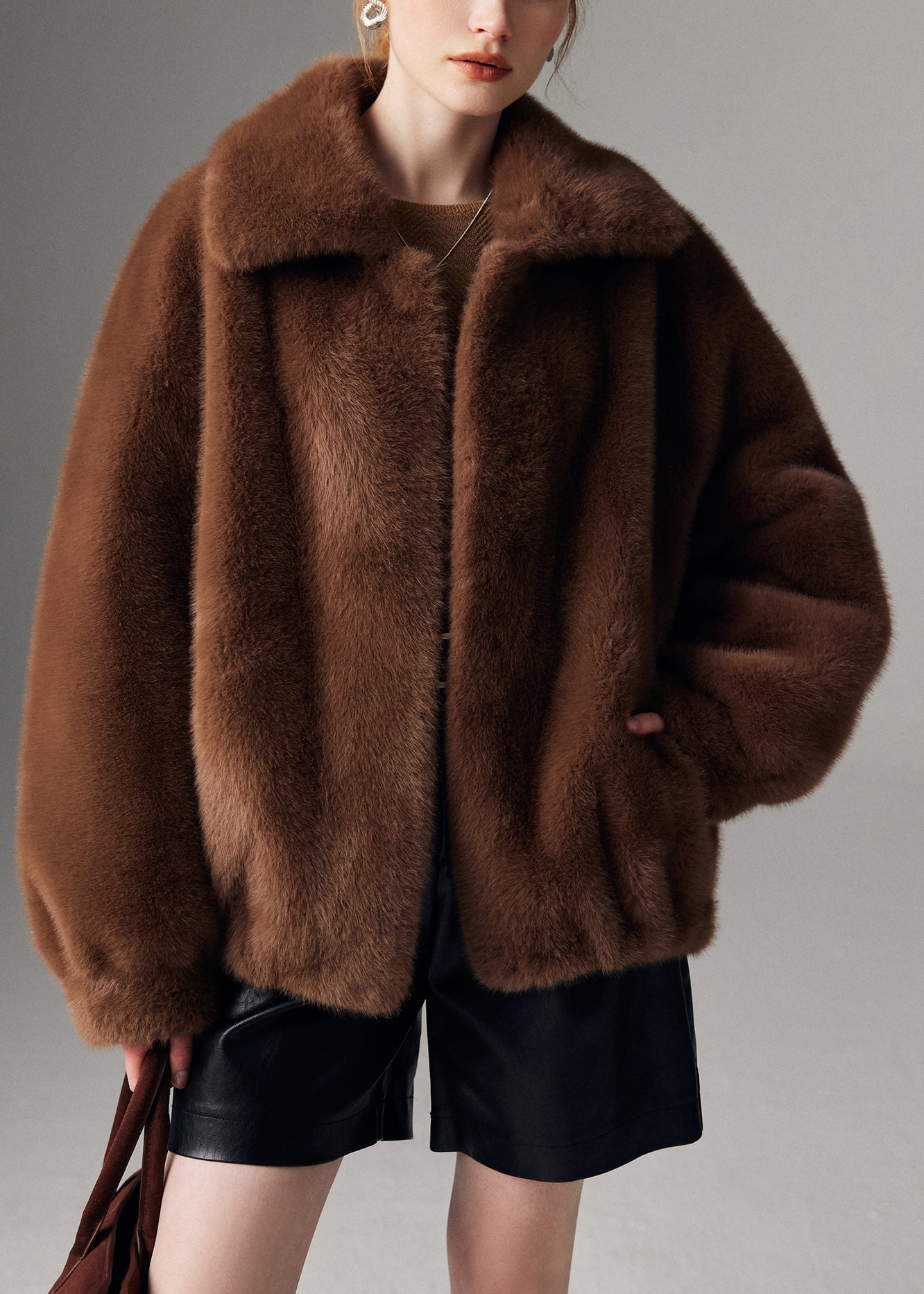 Schokoladenfarbene Taschen, abnehmbare Wintermäntel aus Leder und Pelz mit Peter-Pan-Kragen