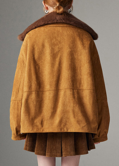 Schokoladenfarbene Taschen, abnehmbare Wintermäntel aus Leder und Pelz mit Peter-Pan-Kragen