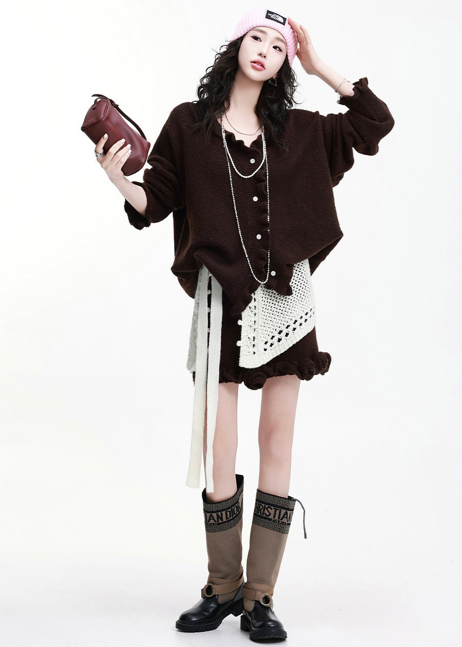 Zweiteiliger Anzug aus dickem, schokoladenbraunem Strick mit Rüschen und Blumenverzierungen für den Winter